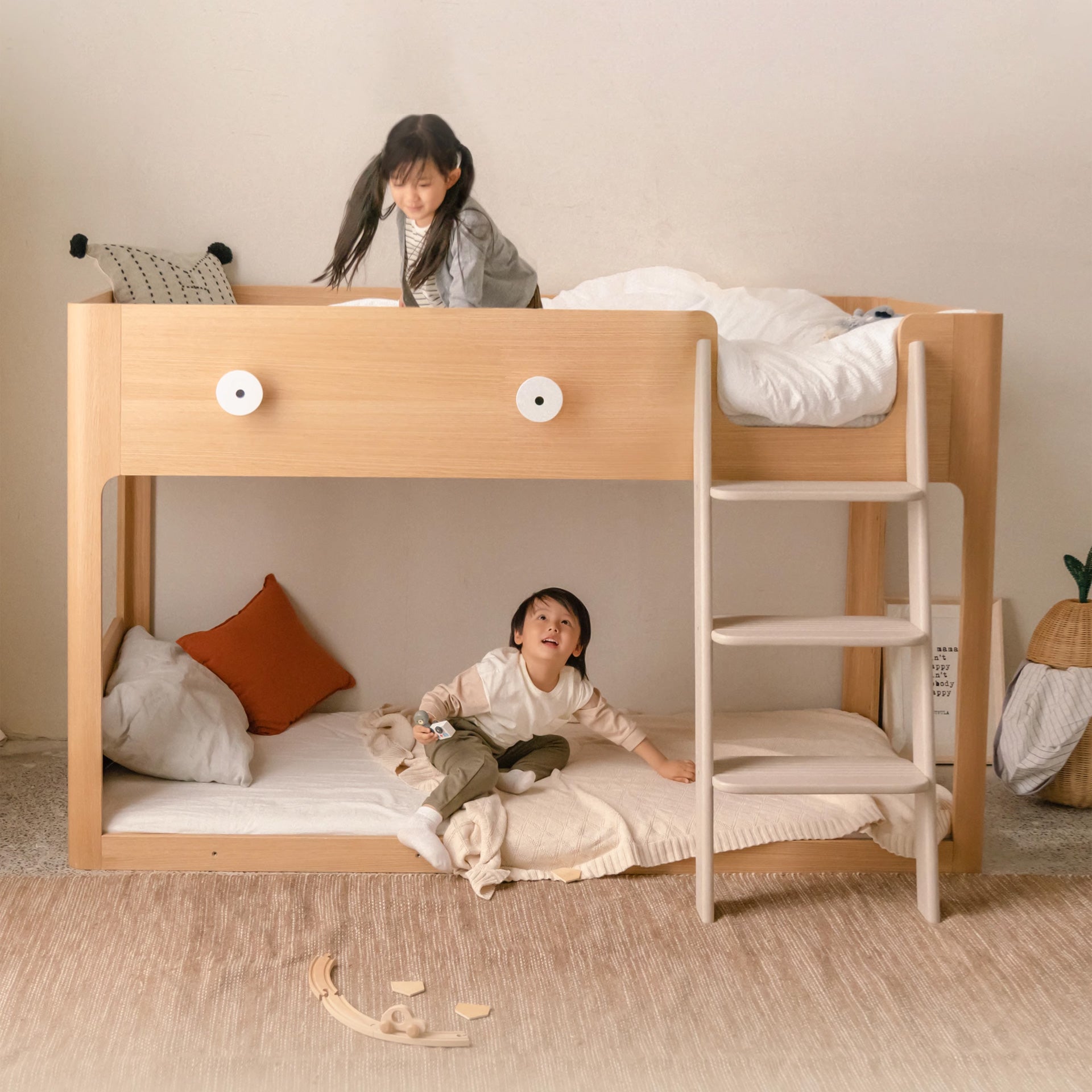 Big Eyes Reversible Low Loft Bed PUPUPULA